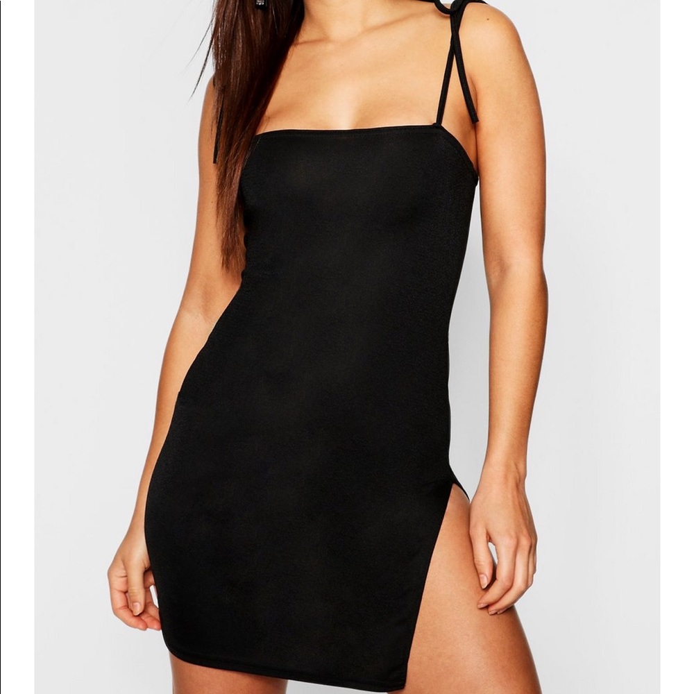 Single tied strap with slit on thigh.